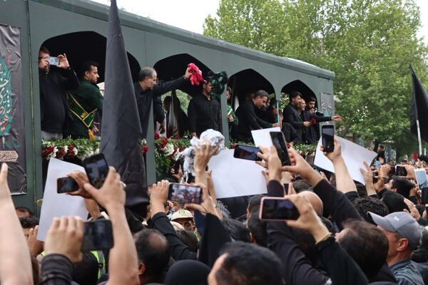 سیل خروشان زائران و مجاوران رضوی در مراسم تشییع پیکر شهدای خدمت