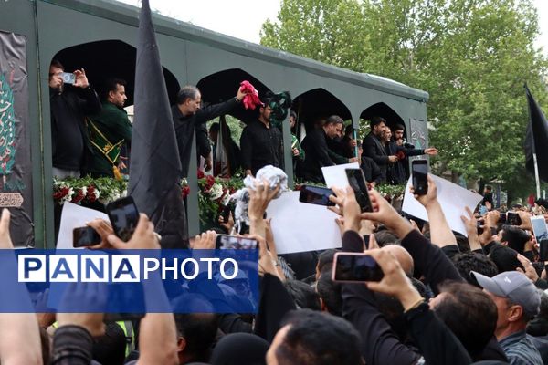 سیل خروشان زائران و مجاوران رضوی در مراسم تشییع پیکر شهدای خدمت