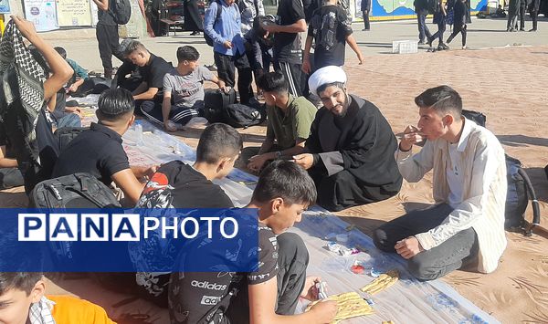  کاروان زائرین پیاده دانش‌آموزی در نیشابور