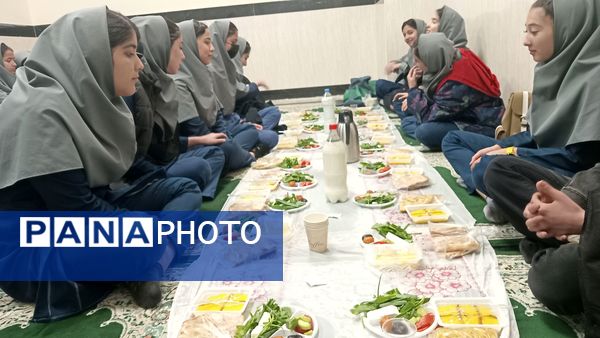 سفره مهربانی مهمانی خدا در آموزشگاه دخترانه نمونه دولتی فدک شهرستان فاروج 