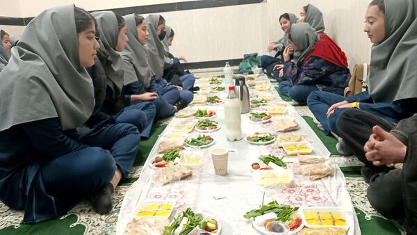 سفره مهربانی مهمانی خدا در آموزشگاه دخترانه نمونه دولتی فدک شهرستان فاروج 