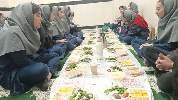 سفره مهربانی مهمانی خدا در آموزشگاه دخترانه نمونه دولتی فدک شهرستان فاروج 