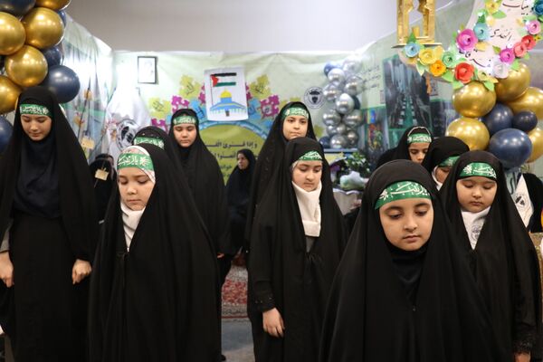 حضور پرشور دانش‌آموزان در نمایشگاه قرآن و عترت در حرم مطهر رضوی