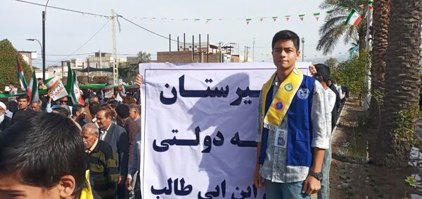 حضور دانش‌آموزان مدرسه نمونه دولتی علی ابن ابی طالب جیرفت در راهپیمایی یوم الله ۲۲ بهمن