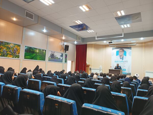 کارگاه آموزشی نحوه ارتباط موثر و درک نیازهای دانش‌آموزان در بهاباد 