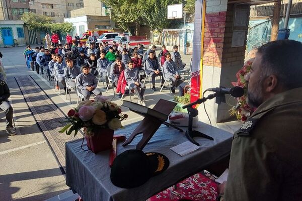 آیین نواختن زنگ پدافند غیرعامل در دبیرستان تهرانی باقرشهر 