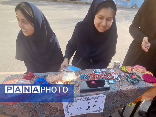 بازارچه کارآفرینی دانش آموزان در مدرسه انیس خوش قدم 