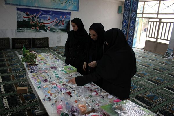 بازدید مدیر کانون فرهنگی هدایت از نمایشگاه آثار تجسمی دانش‌آموزان سوده