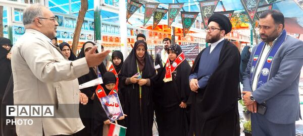 آیین گلباران مزار شهدا در سالروز تاسیس سازمان دانش‌آموزی
