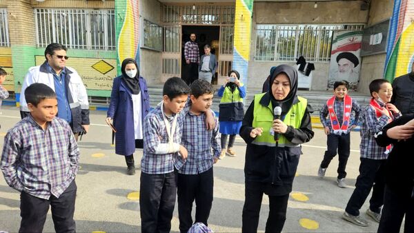 مانور زلزله در دبستان شهید رحیمی ناحیه۱