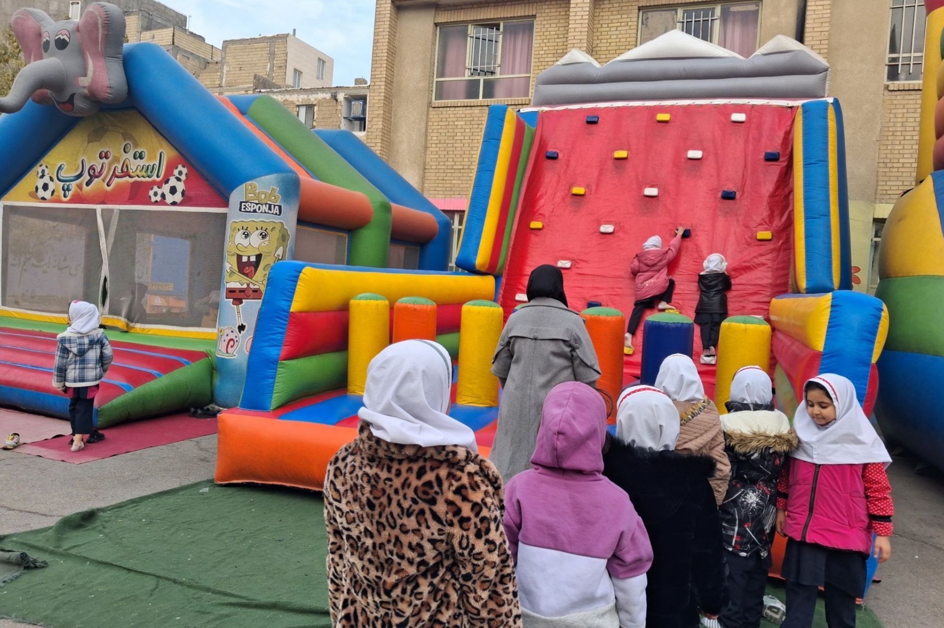 شهربازی مدرسه‌ای در دبستان عمار رباط‌کریم