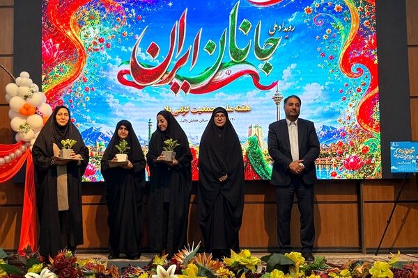تجلیل از کارشناس امور بانوان و سازمان دانش آموزی اداره آموزش و پرورش چهاردانگه در رویداد ملی جانان ایران