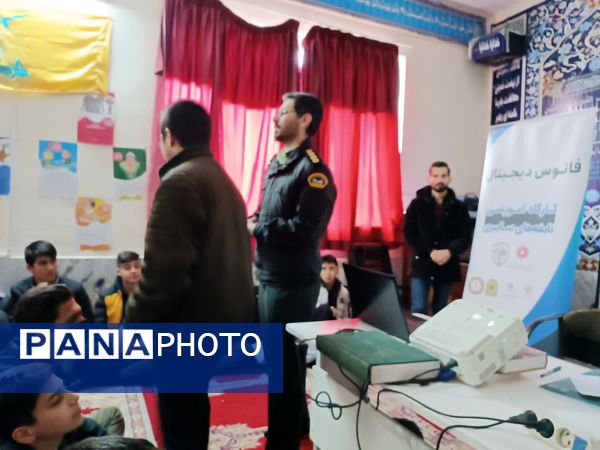 کارگاه آموزشی پیشگیری از آسیب‌های فضای مجازی در دبیرستان رجایی