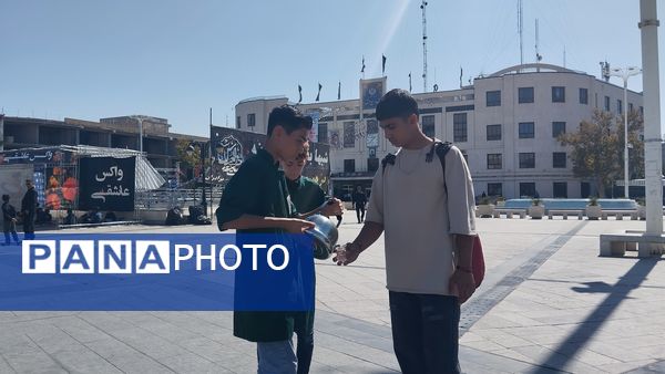 حضور نوجوانان در میدان شهدای مشهد برای استقبال و پذیرایی از زائران امام رضا(ع)