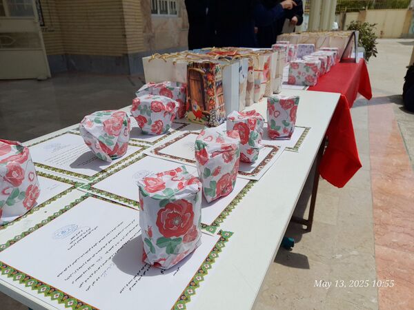 تجلیل از برگزیدگان دبیرستان ۱۵ خرداد 