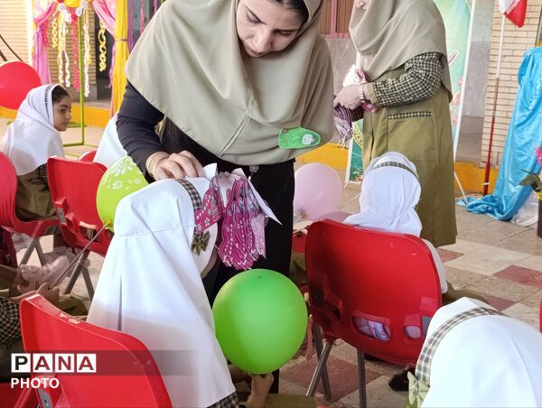 جشن شکوفه‌ها در مدرسه شاهد حاجی‌آباد