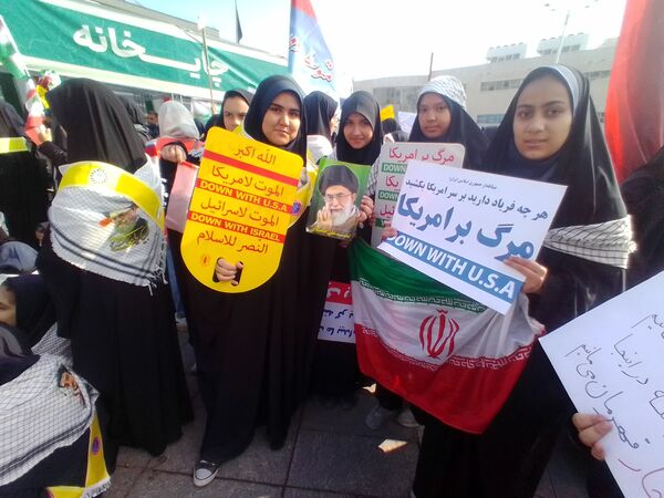 راهپیمایی روز دانش آموز و مبارزه با استکبار در مشهد 