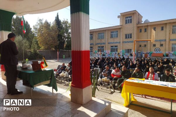نواخته شدن زنگ هفته پدافند غیرعامل در مدرسه بشری لردگان
