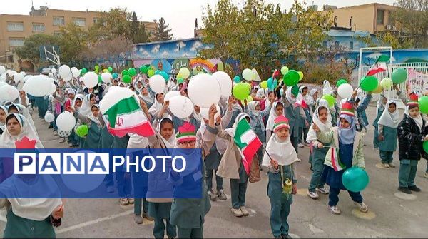 طلوع آگاهی در دل های کوچک؛ جشن روز دانش آموز در دبستان لطیفه