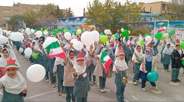 طلوع آگاهی در دل های کوچک؛ جشن روز دانش آموز در دبستان لطیفه
