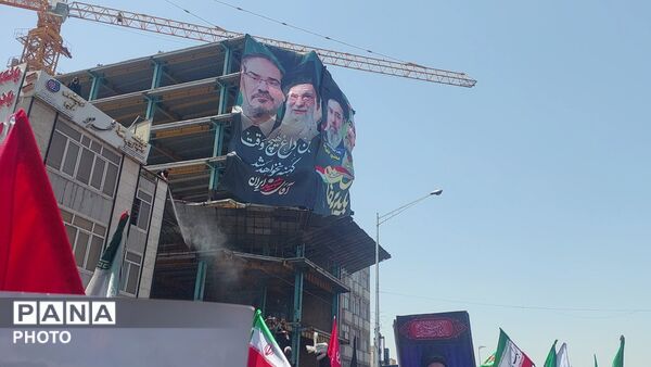 موج جمعیت در خیابان‌های تهران برای بدرقه رهبر شهید