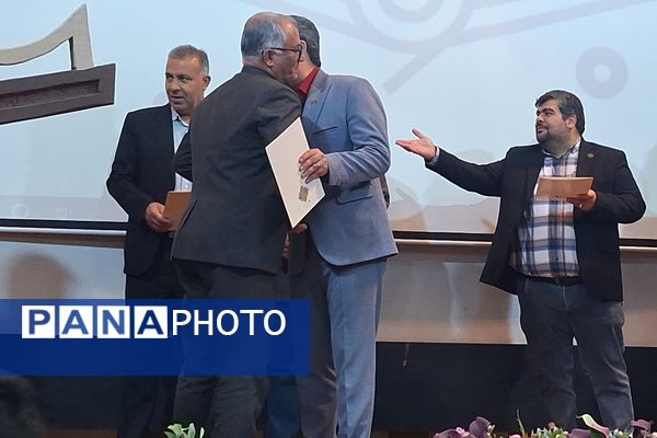 تجلیل از برگزیدگان جشنواره بزرگ جوانه در مجتمع آموزشی و فرهنگی علوم پزشکی شیراز 