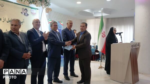 تجلیل از معلمان نمونه ناحیه ۵ تبریز با حضور رئیس کمیسیون آموزش مجلس