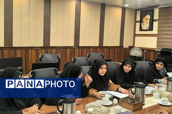 نشست هم اندیشی مسئولین قطب های پنج گانه گروه آموزشی تربیتی درس تفکر و سبک زندگی شهرستان های استان تهران