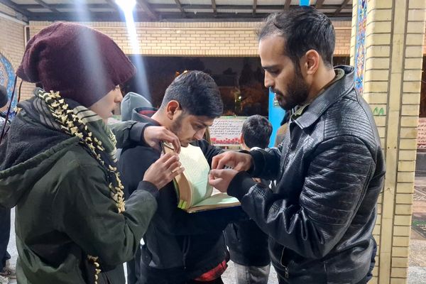 غبارروبی مزار شهدای گمنام توسط نوجوانان جهادگر شیرازی