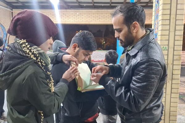 غبارروبی مزار شهدای گمنام توسط نوجوانان جهادگر شیرازی
