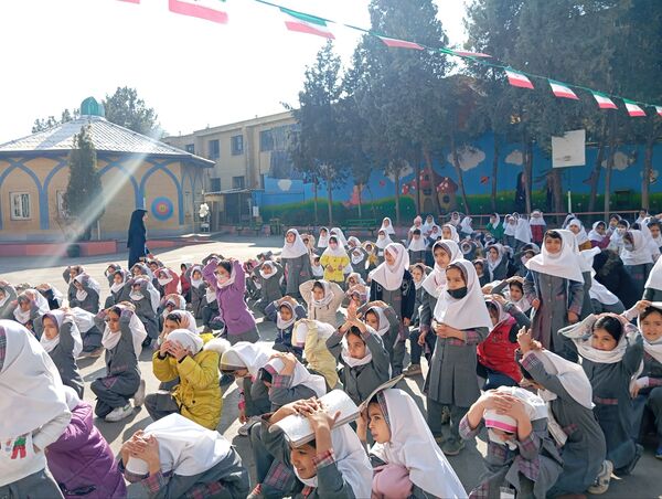 برگزاری مانور زلزله در دبستان دخترانه نرجس یک 