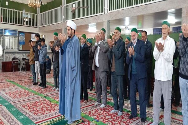 اقامه نماز جماعت باحضور معتکفین در مسجد جامع شهر بار نیشابور 