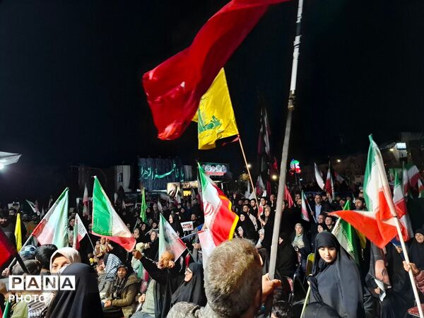 مردم شریف مشهد با شعار " هوا فضای سپاه، بزن به کاخ سیاه"  تاریکی شب‌ را روشن کردند