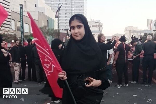 عبورِ پیکرِ عشق؛ آخرین وداع در مشهد از پشتِ شیشه‌های غبارگرفته