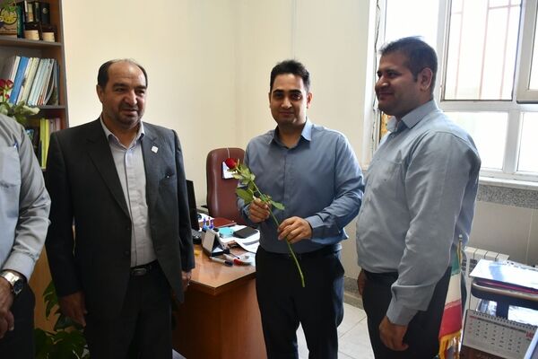 تقدیر مدیر آموزش و پرورش مه‌ولات از کارکنان اداری به مناسبت روز کارمند