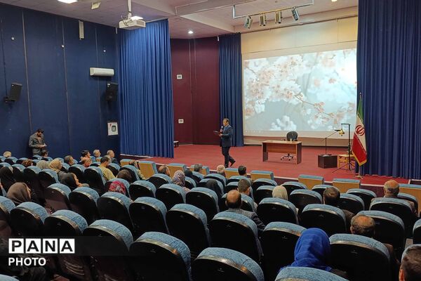 نشست مجمع عمومی انجمن اولیا و مربیان در دبیرستان نمونه دولتی ۹ دی