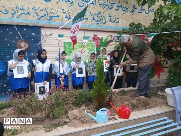 مراسم نهال امید یادواره شهید جاوید الاثر ماکان نصیری درمدرسه میثاق ناحیه ۳