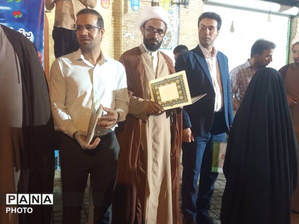 اجلاس سراسری نماز و تجلیل از دانش‌آموزان فعال در حاجی‌آباد