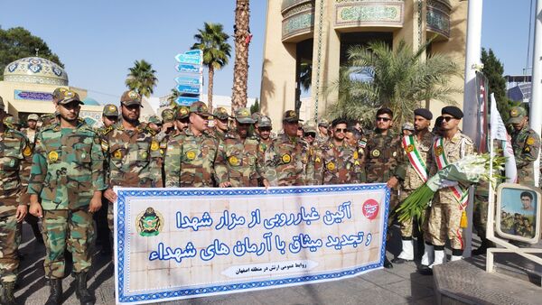 مراسم اولین سالگرد شهادت  سید حسن نصرالله، شهید حاج عباس نیلفروشان و سید هاشم صفی الدین در گلستان شهدا اصفهان 
