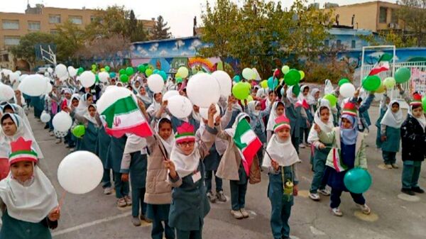 طلوع آگاهی در دل های کوچک؛ جشن روز دانش آموز در دبستان لطیفه