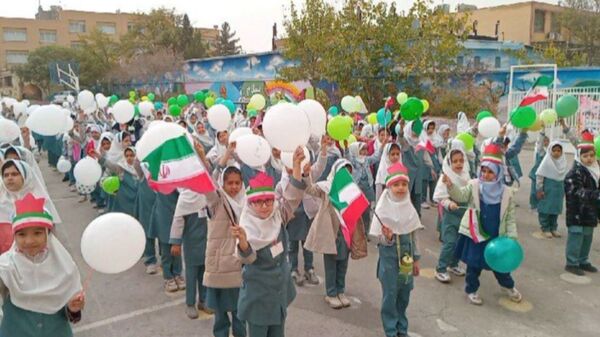 طلوع آگاهی در دل های کوچک؛ جشن روز دانش آموز در دبستان لطیفه