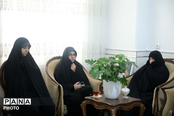 ادای احترام معاون وزیر آموزش و پرورش به شهدای جنگ رمضان در قم
