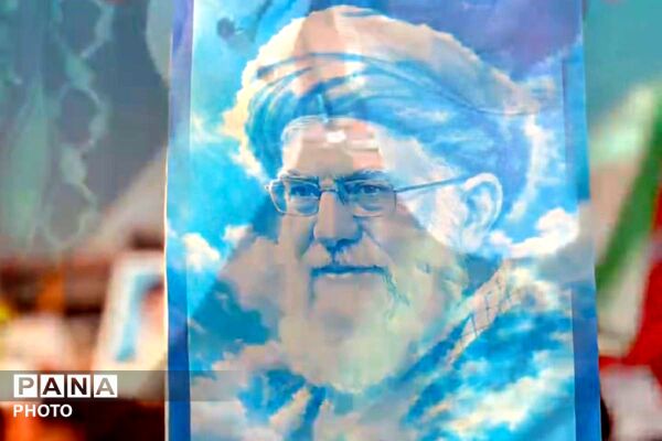 وداعی تاریخی در پایتخت ،پیکر رهبر انقلاب بر دوش ملت ایران