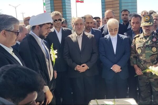 ادای احترام به شهدای گمنام در آغاز سفر وزیر کشور به خراسان جنوبی