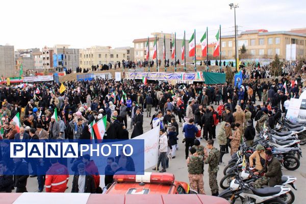 حضور گسترده اقشار مختلف مردم پردیس در راهپیمایی ۲۲ بهمن