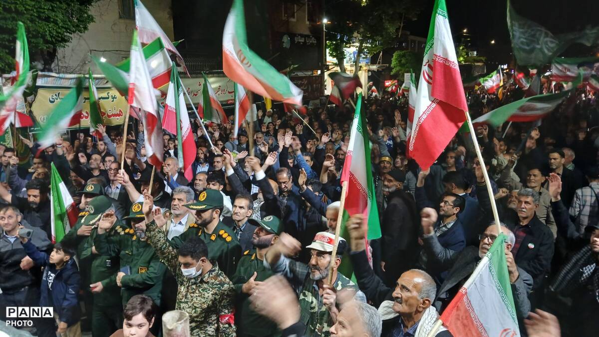  مردم در خیابان‌ها با پرچم ایران، با آرمان‌های انقلاب تجدید پیمان کردند