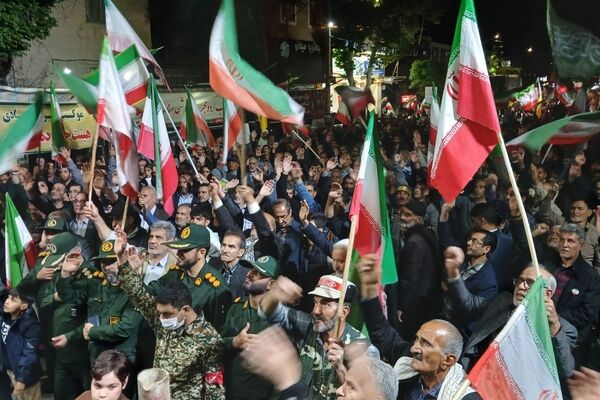  مردم در خیابان‌ها با پرچم ایران، با آرمان‌های انقلاب تجدید پیمان کردند