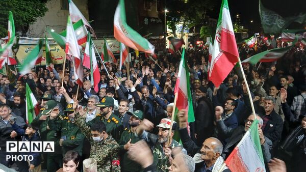  مردم در خیابان‌ها با پرچم ایران، با آرمان‌های انقلاب تجدید پیمان کردند