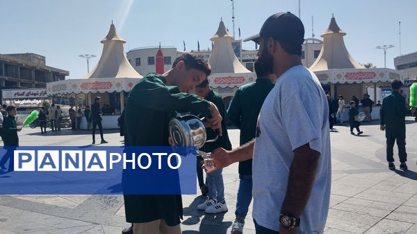 حضور نوجوانان در میدان شهدای مشهد برای استقبال و پذیرایی از زائران امام رضا(ع)