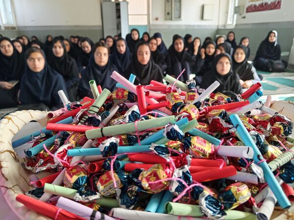 اهدای چادر به مناسبت روز دختر در خلیل‌آباد